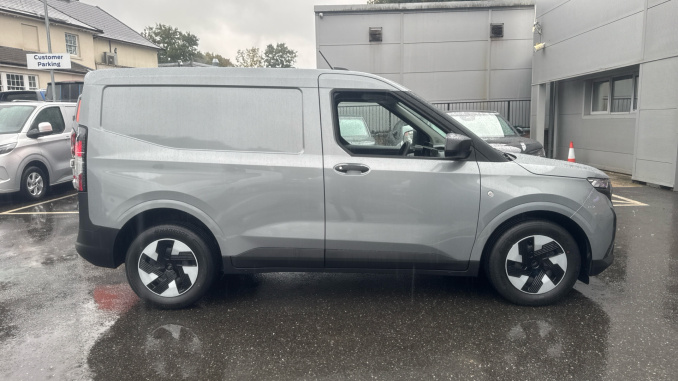 Ford Transit Courier E-Transit Courier 100kW 43kWh Trend Van Auto - Image 9